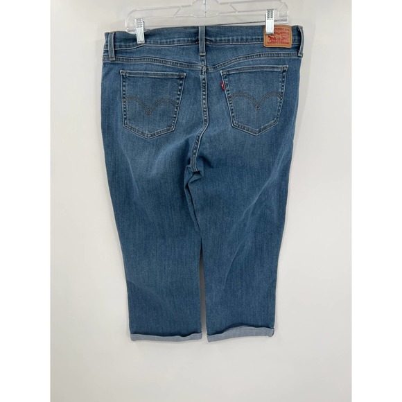 Levi Strauss and Co. Women's medium wash denim capris regular fit size 32 - Picture 2 of 3